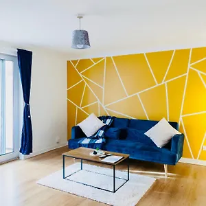 Modern 3-bedroom 5 Mins To Airport, 30 Mins To Peak District, Free Parking & Fast Wifi Holiday home